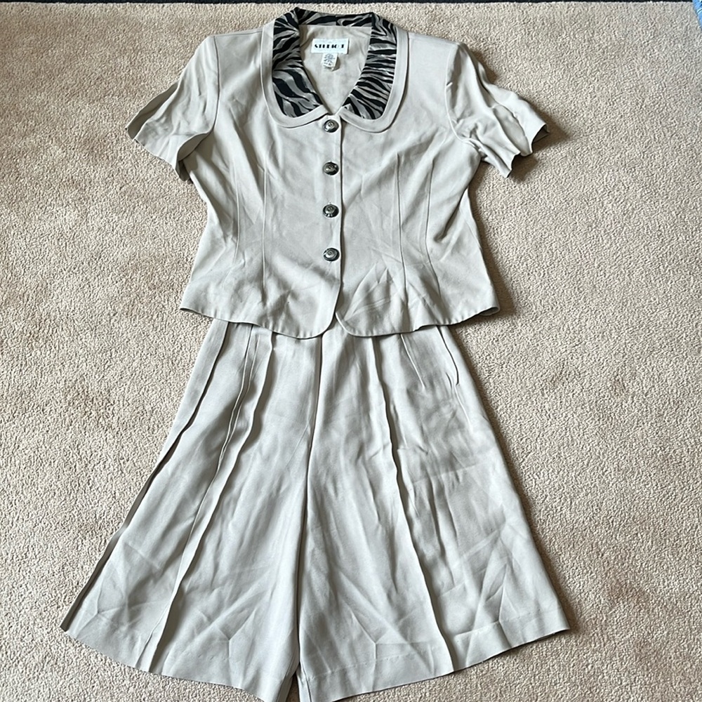 Ladies 2 pc.Short set!Button up short sleeve jacket shirt, elastic waist shorts!